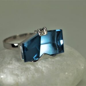 Anel em Ouro Brancom com Quartzo Azul e Brilhante 563